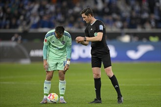 Referee Referee Dr Matthias Joellenbeck shows Rodrigo Zalazar FC Schalke 04 S04