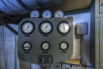 Dial gauges for pump pressure of a former paper factory