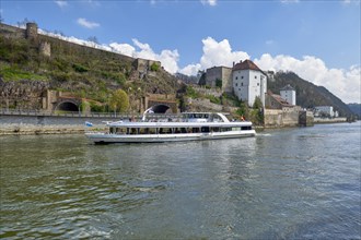 Veste Niederhaus with excursion boat