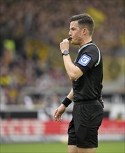 Referee Harm Osmers whistles
