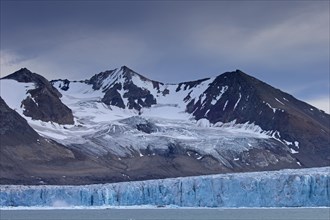 Samarinbreen glacier calving into Samarinvagen