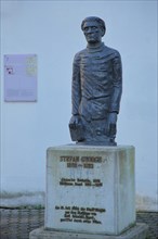 Monument with statue of Stefan George in front of the house