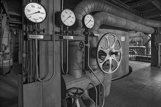 Remote pressure gauge in a former paper factory