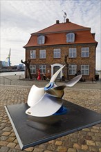 Rudder propeller for harbour and deep-sea tugs in front of the tree house