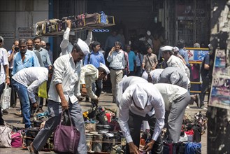 Around 5000 dabbawalas bring office workers their daily lunch with great delivery accuracy. The food