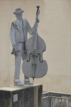 Sculpture Double bass player by Giuseppe Serio 2009