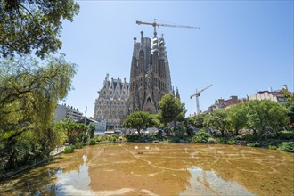 Exterior view of the Sagrada Familia with park