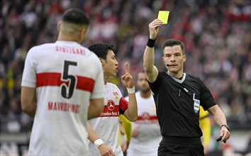 Referee Harm Osmers shows Konstantinos Mavropanos VfB Stuttgart