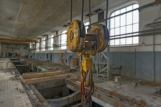 Hooks for heavy loads in a former paper factory