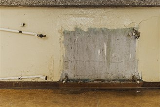 A torn radiator in an old primary school in Trinwillershagen