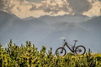 On a sunny summer day with the e-bike in the Zillertal Alps