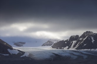 Gasbreen glacier along Gashamna