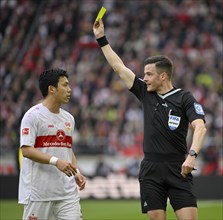 Referee Harm Osmers shows Wataru Endo VfB Stuttgart