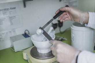 An employee in the formulation uses base cream DAC with ointment spatulas