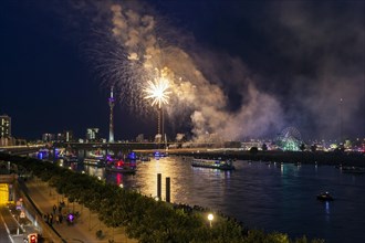 Fireworks at the largest funfair on the Rhine