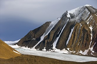 Samarinbreen glacier debouches into Samarinvagen