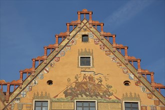Ornate gable with mural of the historic Ulm box and city coat of arms on the town hall