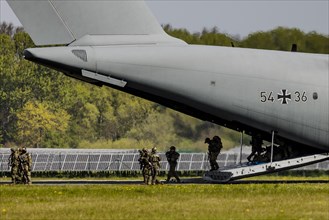 Soldiers leaving the Bundeswehr Airbus A400M aircraft