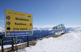 Piste signposting at the Crystal Cube on the Zwoelferkopf
