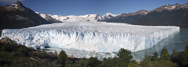 Tourists looking over the Perito Moreno glacier in the Los Glaciares National Park