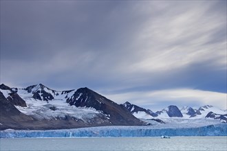 Samarinbreen glacier debouches into Samarinvagen