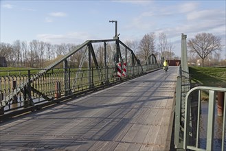 Swing bridge between Klevendeich and Neuendeich