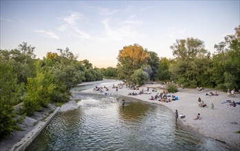 People on the Isar at the Flaucher
