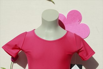 Neck of a mannequin with pink T-shirt