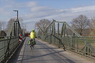 Swing bridge between Klevendeich and Neuendeich