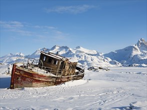 Shipwreck in the frozen Kong Oscar Fjord