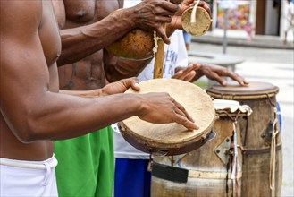 Musicians playing typical instruments of African origin used in capoeira and other Brazilian cultural events nas ruas de Salvador na Bahia