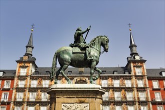 Equestrian statue of Philip III in front of the Casa de la Panaderia