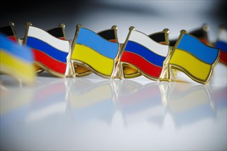 Symbolic photo on the topic ' Diplomacy between Russia and Ukraine '. Pins with the national flags of Russia and Ukraine stand on a table. Berlin