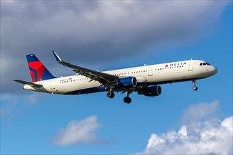 A Delta Air Lines Airbus A321 aircraft with registration N112DN at West Palm Beach Airport
