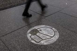 A pictogram indicating the wearing of a mask is shown on the footpath