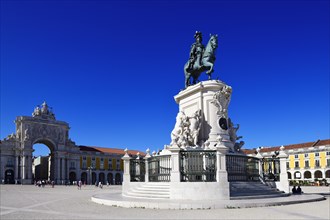 Equestrian statue of King Jose I and triumphal arch Arco da Rua Augusta