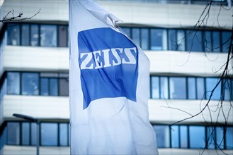 A flag with the logo of the Carl Zeiss company in front of a branch in Berlin
