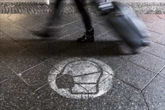 A pictogram indicating the wearing of a mask is shown on the footpath