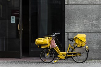 A Deutsche Post wheel without employees
