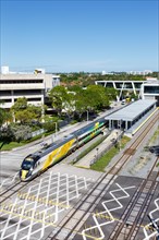 A train of the private railway Brightline Schnellzug Bahn at Fort Lauderdale station