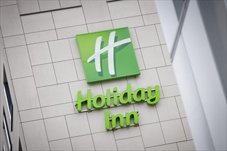 The lettering of the Holiday Inn company at their location in Berlin. 04.02.2022.