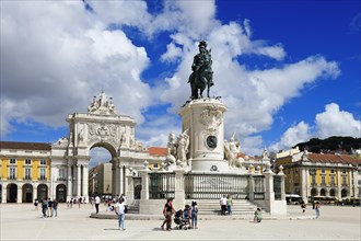 Equestrian statue of King Jose I and triumphal arch Arco da Rua Augusta