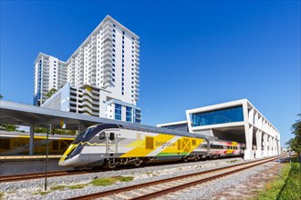 A train of the private railway Brightline Schnellzug Bahn in the station West Palm Beach