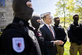 Federal Minister of Finance Christian Lindner with members of the Observation Units Customs Berlin