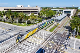 A train of the private railway Brightline Schnellzug Bahn at Fort Lauderdale station