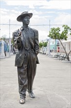 Bronze statue of Benny More