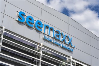 Logo of seemaxx Outlet Center Radolfzell on an aluminium facade cladding