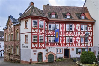 On the left the former synagogue and in the middle the historic half-timbered house and restaurant Zum Ambtman