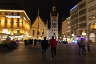 Passers-by at night at Marienplatz