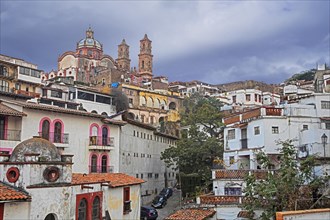 Alley and the Church of Santa Prisca in the colonial city centre of Taxco de Alarcon